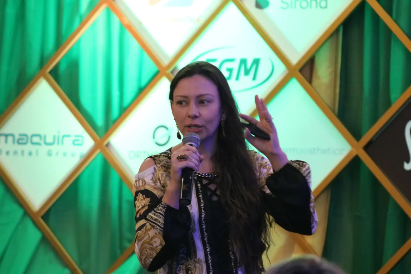 Sabrina Zenithara em palestra para evento corporativo