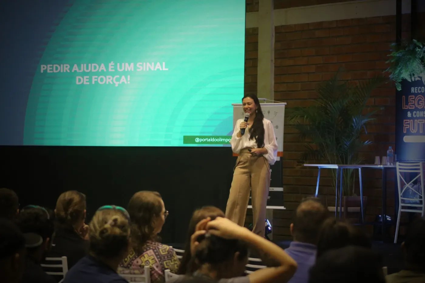 Sabrina Zenithara na palestra de saúde mental para SIPAT: pedir ajuda é um sinal de força