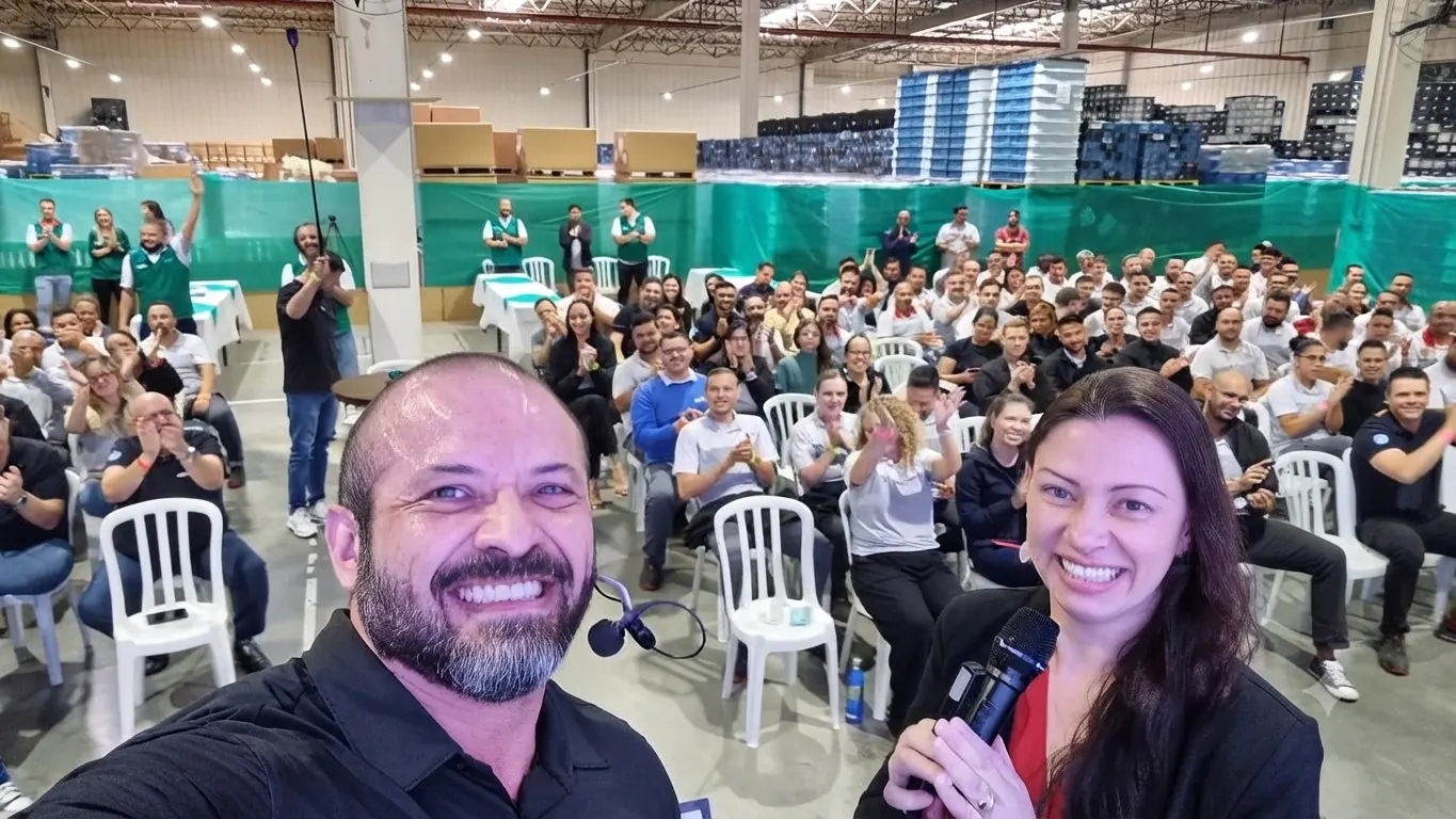 Sabrina Zenithara e Jeff Aragon com a plateia de colaboradores em um galpão