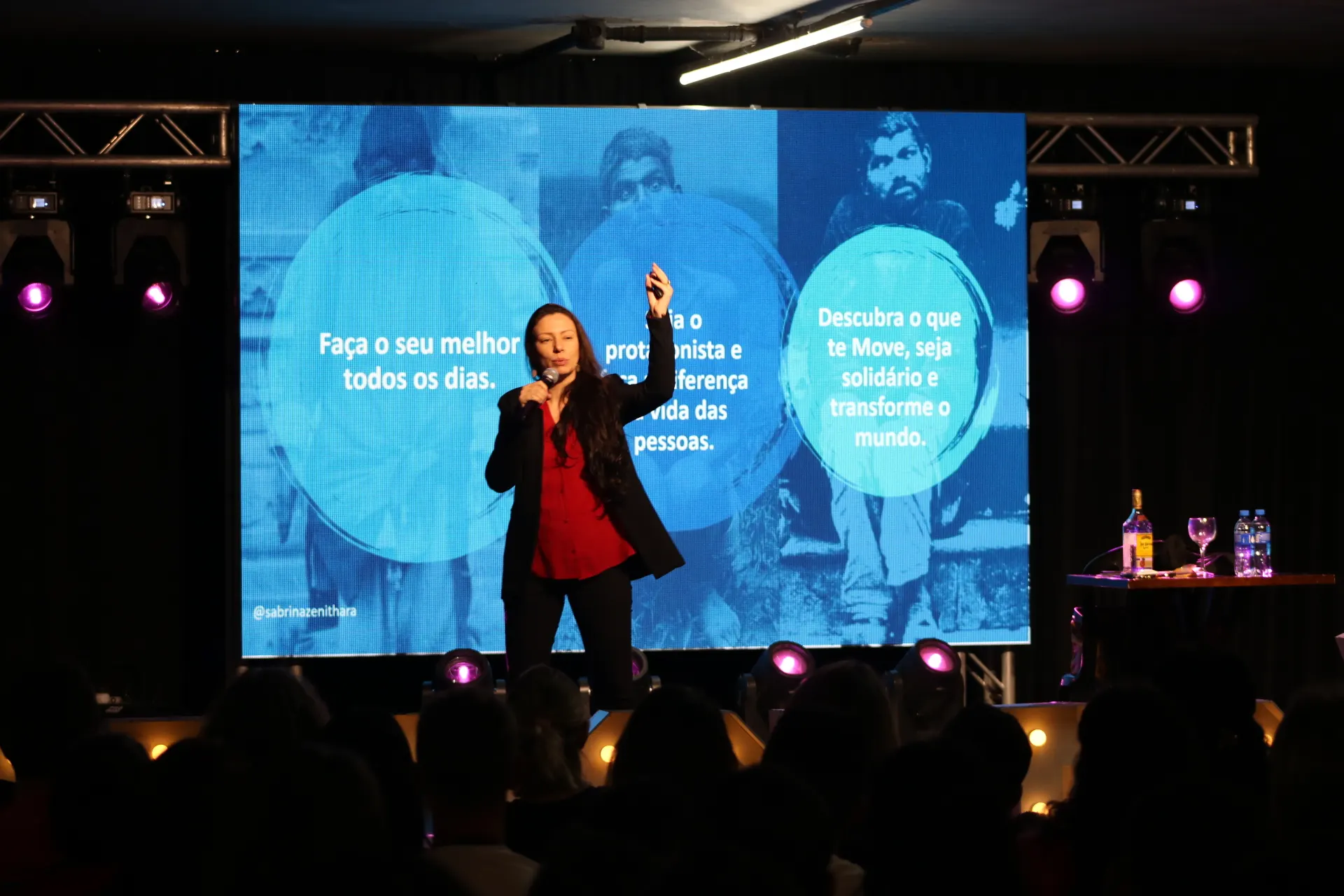 Sabrina Zenithara no palco durante palestra