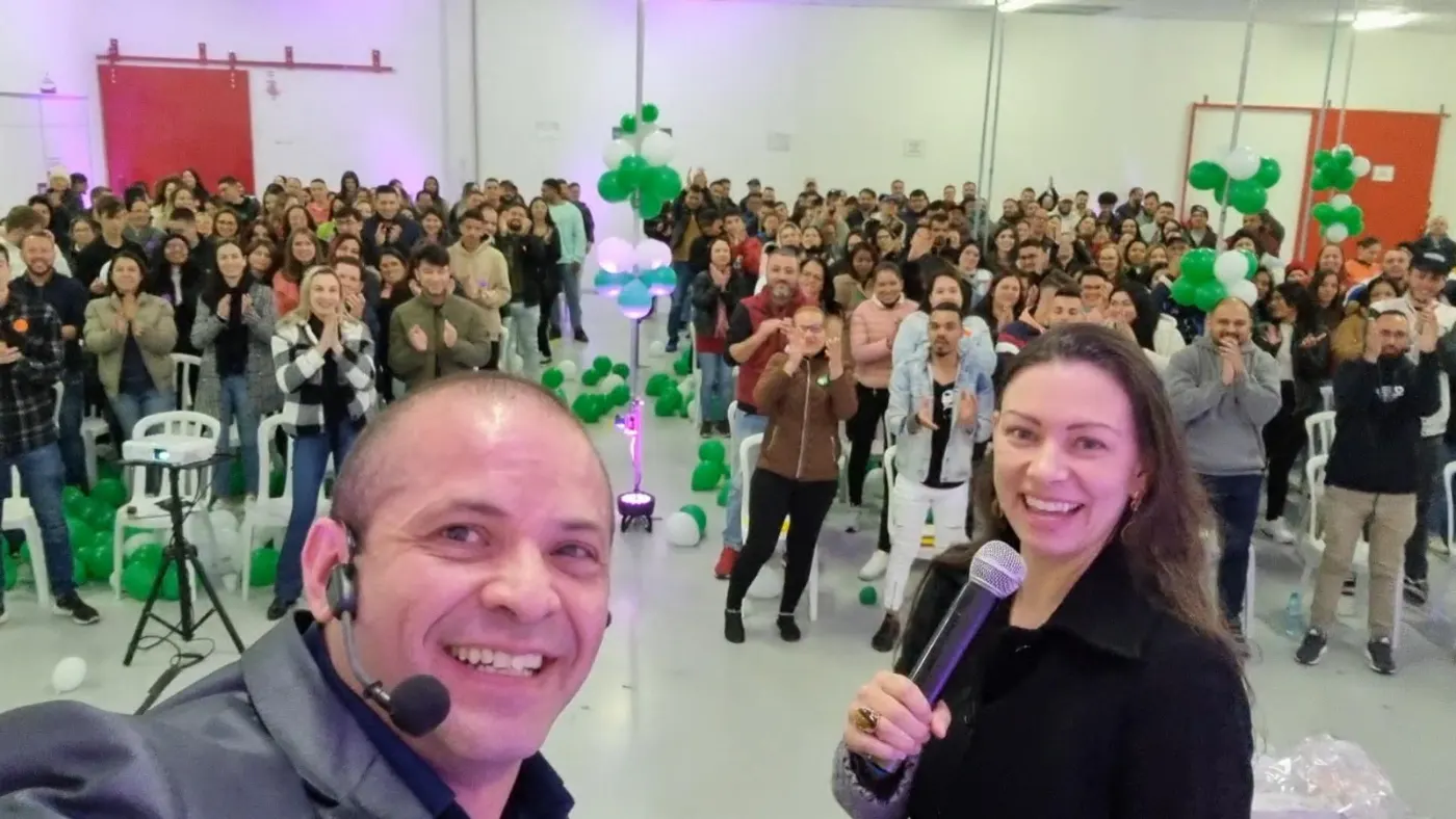 Plateia aplaudindo a palestra da SIPAT Corporativa